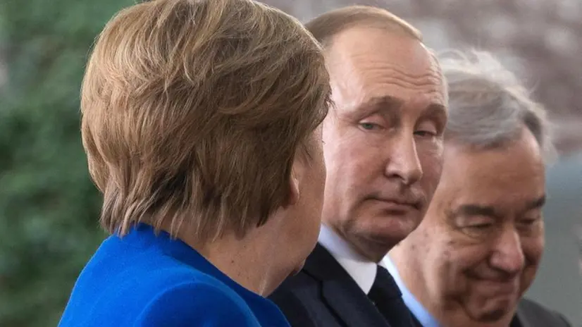 Tensione tra Angela Merkel e Vladimir Putin - Foto Ansa/Epa/Hayoung Jeon