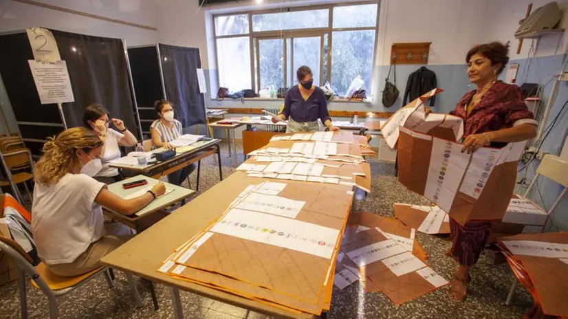 Le operazioni di scrutinio a Bari - Foto Ansa/Donato Fasano © www.giornaledibrescia.it