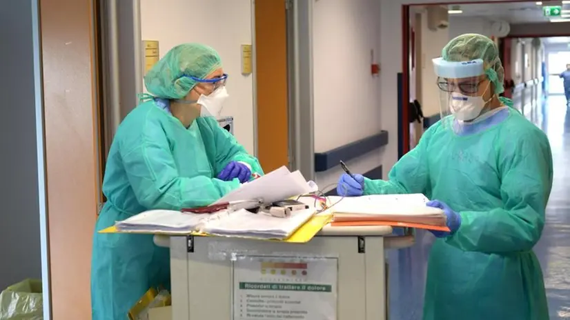 Medici e infermieri al lavoro in un reparto Covid-19 - © www.giornaledibrescia.it