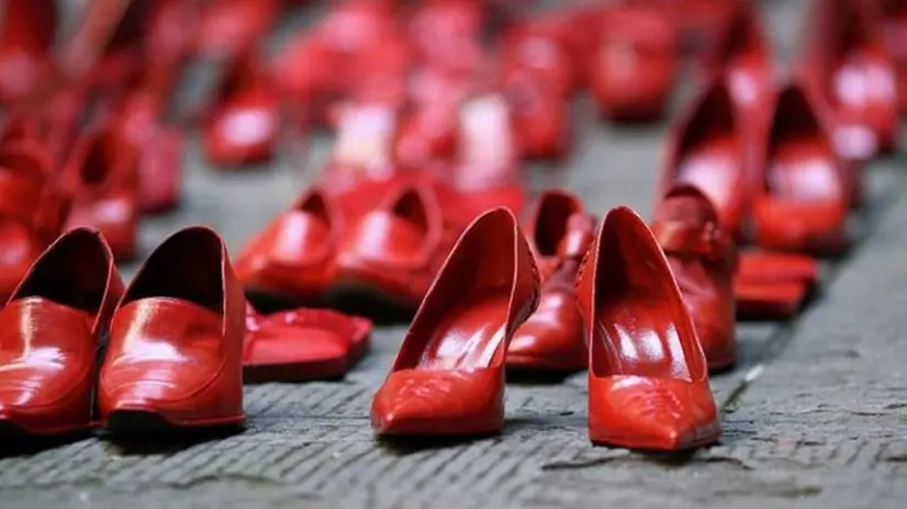 Scarpe rosse contro la violenza sulle donne - © www.giornaledibrescia.it