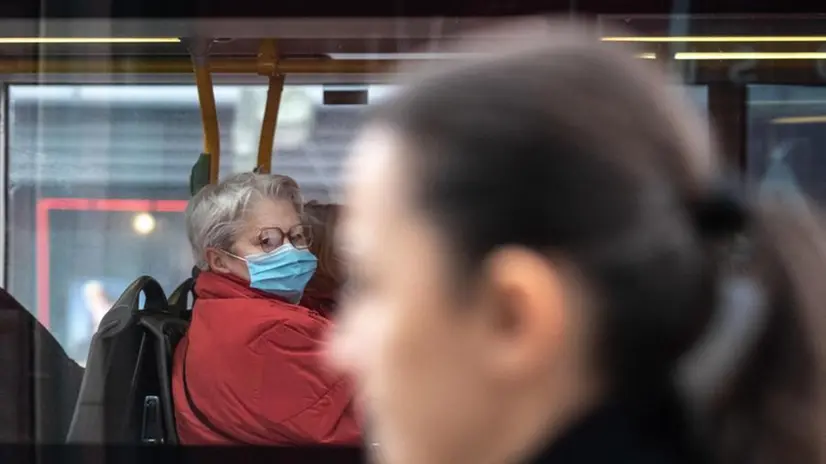 Una passante e una passeggera di un autobus a Berlino - Foto © www.giornaledibrescia.it