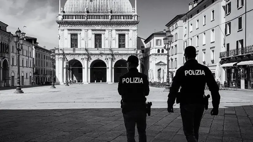 Agenti sorvegliano una piazza Loggia deserta durante i giorni del lockdown - Foto © Polizia di Stato