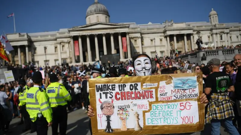 Le proteste dei negazionisti a Londra - Foto Epa/Neil Hall © www.giornaledibrescia.it