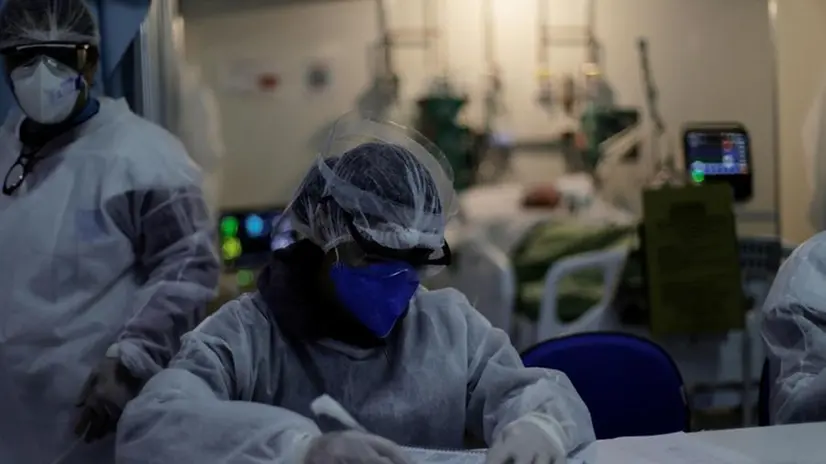 Un infermiere al lavoro durante l'emergenza sanitaria coronavirus - Foto Ansa/Epa/Antonio Lacerda