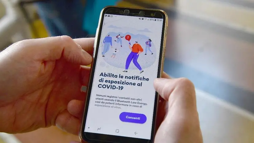 Per funzionare, Immuni richiede l'attivazione delle notifiche di esposizione - Foto Ansa/Luca Zennaro