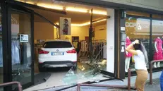 L'impressionante scena dell'incidente in via Viterbo a Brescia