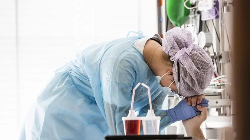 Un'infermiera assiste un malato di Covid in ospedale - Foto Epa/Olafur Steinar Gestsson