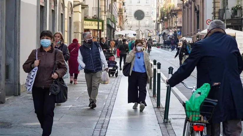 Persone con la mascherina - Foto Ansa  © www.giornaledibrescia.it