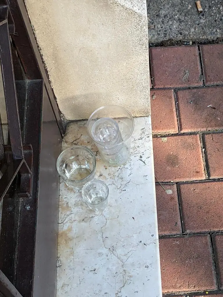 Bicchieri di plastica abbandonati per strada