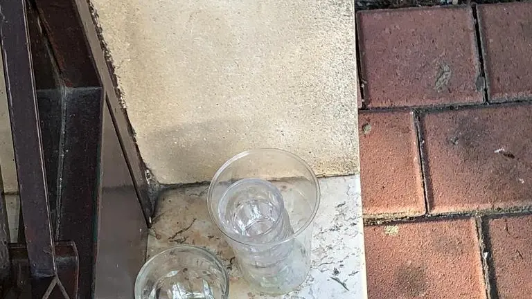 Bicchieri di plastica abbandonati per strada