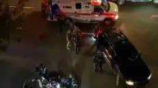 La polizia e i soccorritori attorno alla vittima