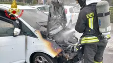 L'auto incendiata nel parcheggio della metropolitana del Prealpino - © www.giornaledibrescia.it