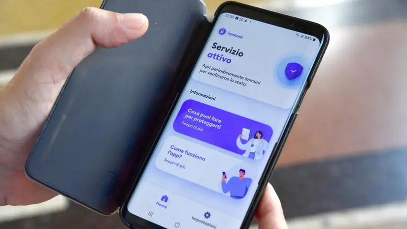 Una persona utilizza l'app Immuni - Foto Ansa © www.giornaledibrescia.it