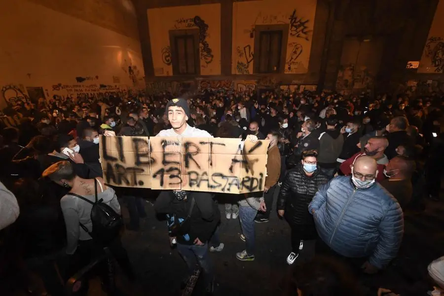 Napoli, dal corteo anti-lockdown alla guerriglia urbana