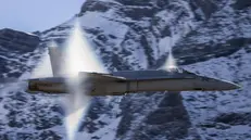 Un caccia F/A-18 Hornet dell’Aeronautica Militare Svizzera che, impegnato in una esercitazione, supera la barriera del suono. L’effetto vapore è provocato da una nube di condensazione che si stacca dall’aereo a tale velocità (circa 1.200 chilometri orari)