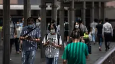 Persone con la mascherina a Hong Kong - Foto Ansa/Epa/Jerome Favre © www.giornaledibrescia.it