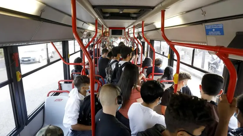 L'interno di un autobus a Milano, il primo giorno di scuola