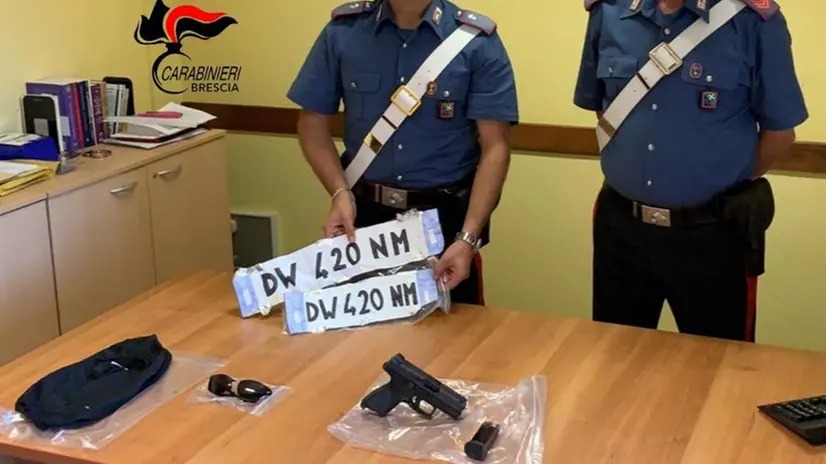 Targhe contraffatte, passamontagna, occhiali da sole e pistola usata sequestrate dai carabinieri - © www.giornaledibrescia.it