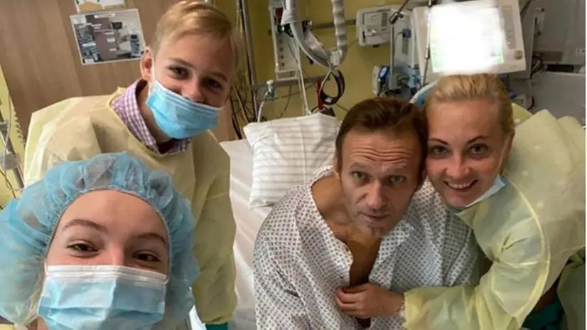 La foto postata su Instagram mostra l'oppositore russo circondato dalla famiglia in ospedale a Berlino - Foto © www.giornaledibrescia.it