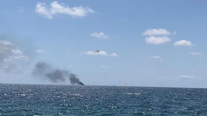 L'esplosione vista dalla costa - Foto Ansa © www.giornaledibrescia.it