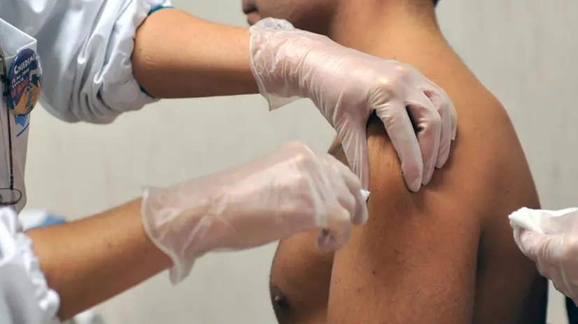 Un uomo si sottopone al vaccino antinfluenzale - Foto © www.giornaledibrescia.it