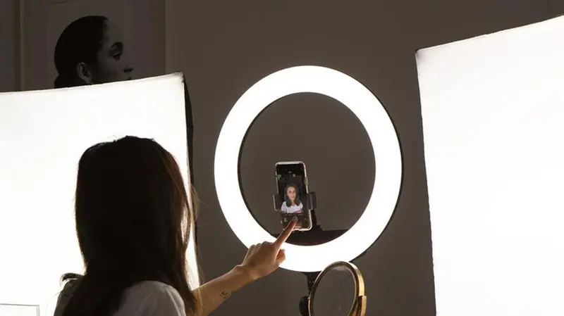 Una tiktoker davanti a una ring light