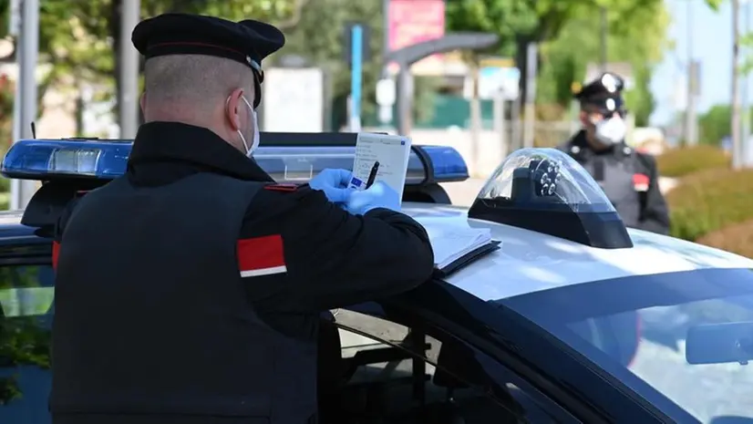 I carabinieri durante alcune verifiche - © www.giornaledibrescia.it