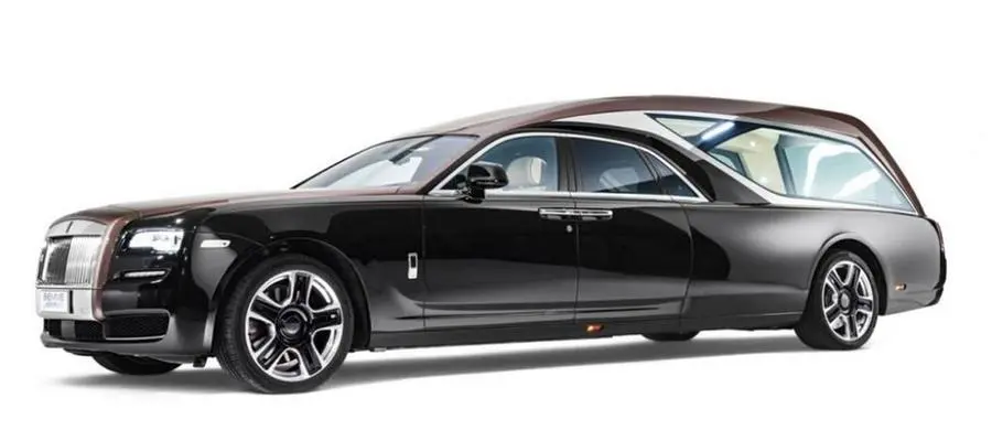 Il modello di carro funebre Ghoster su meccanica Rolls Royce