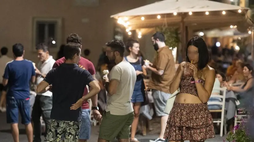 Giovani fuori dai locali di Trastevere - Foto Ansa/Stringer