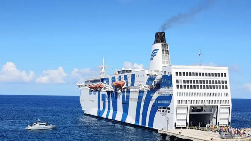 La nave Azzurra, impiegata per la quarantena dei migranti giunti nelle acque territoriali italiane - © www.giornaledibrescia.it