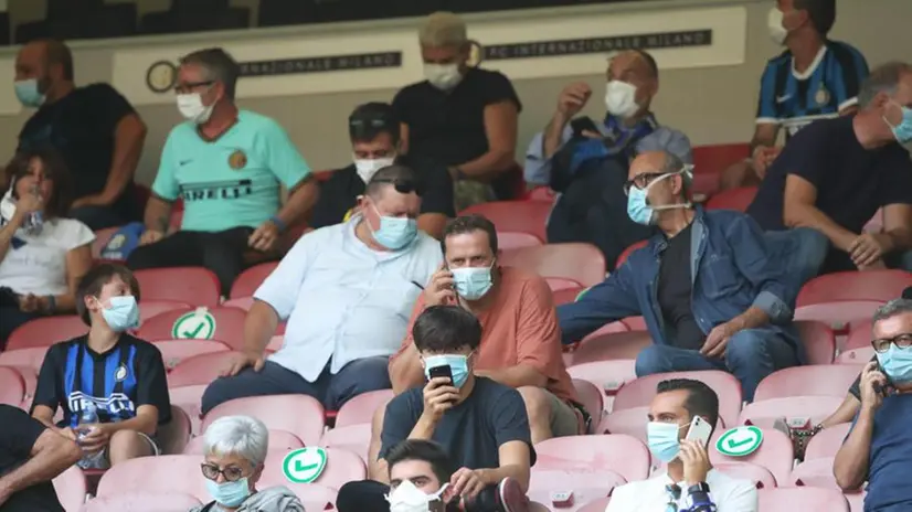 Tifosi, nel rispetto delle regole del distanziamento anti covid, indossano mascherine sanitarie allo Stadio Meazza - Foto © www.giornaledibrescia.it
