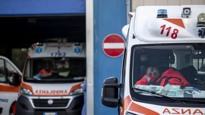 Un operatore del soccorso esausto addormentato a bordo di un'ambulanza in attesa - Foto Ansa © www.giornaledibrescia.it