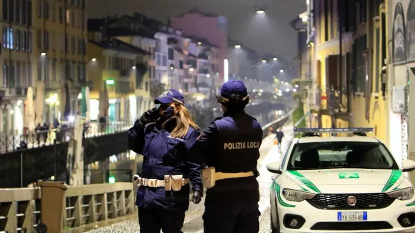 Agenti della Polizia Locale sui Navigli deserti a Milano - Foto Ansa © www.giornaledibrescia.it