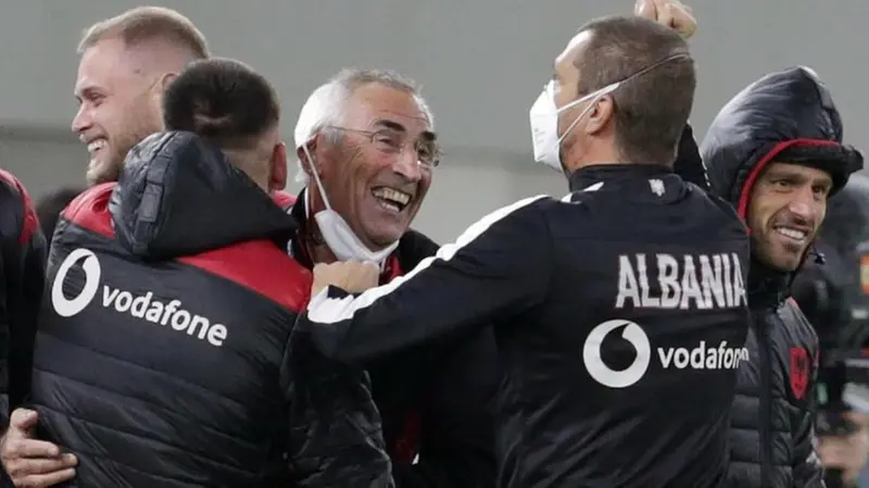 L'esultanza di Reja dopo la promozione in Nations League - Foto Ansa © www.giornaledibrescia.it