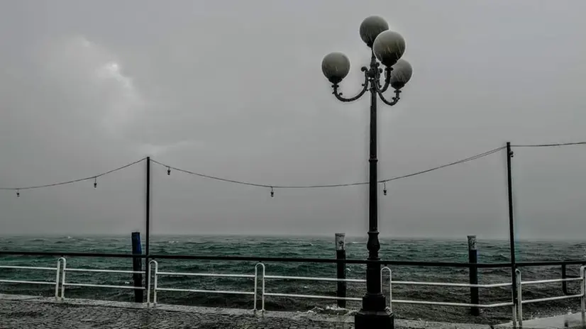 La perturbazione sull'Alto Sebino vista da Pisogne - Foto © www.giornaledibrescia.it