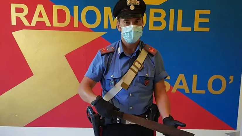 Padenghe, aggredisce il vicino armato di machete