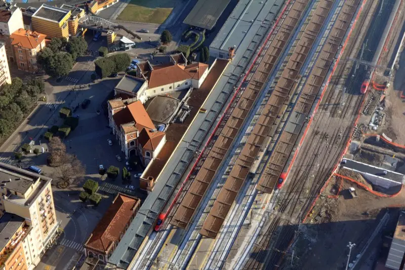 Una veduta dal cielo della stazione di Brescia e dei binari - Foto Ansa © www.giornaledibrescia.it