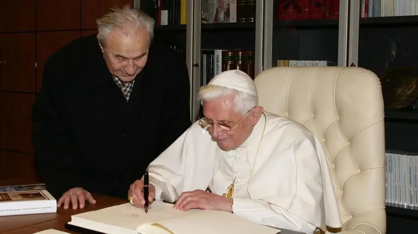 Il notaio Giuseppe Camadini con Benedetto XVI - © www.giornaledibrescia.it
