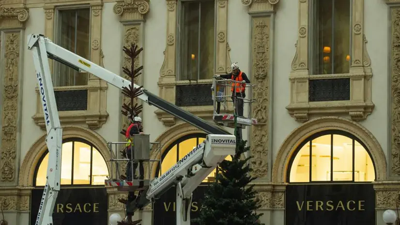 L'allestimento dell'albero di Natale in galleria a Milano - Foto Amsa/Andrea Fasani © www.giornaledibrescia.it