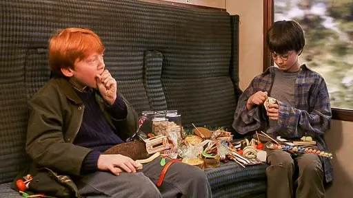 Ron e Harry mangiano le tuttigusti +1 sul treno per Hogwarts