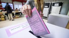 Una scheda elettorale infilata nell'urna - Foto Ansa © www.giornaledibrescia.it