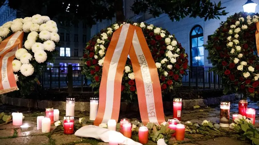 Una corona di fiori sul luogo dell'attentato - Foto Epa © www.giornaledibrescia.it