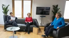 Il premier Giuseppe Conte con la cancelliera Angela Merkel e la presidente della Commissione Ursula Von Der Leyen - Foto Ansa © www.giornaledibrescia.it