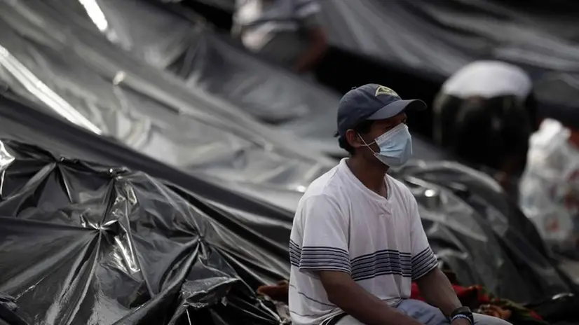 Nicaragua, un uomo aspetta il tampone - Foto Ansa  © www.giornaledibrescia.it