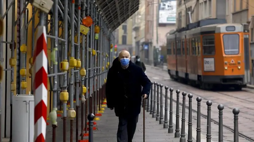 Anziano a Milano durante la seconda ondata - Foto Ansa  © www.giornaledibrescia.it