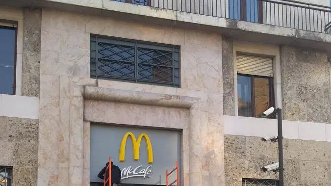 L'insegna di McDonald's in piazza Vittoria - © www.giornaledibrescia.it