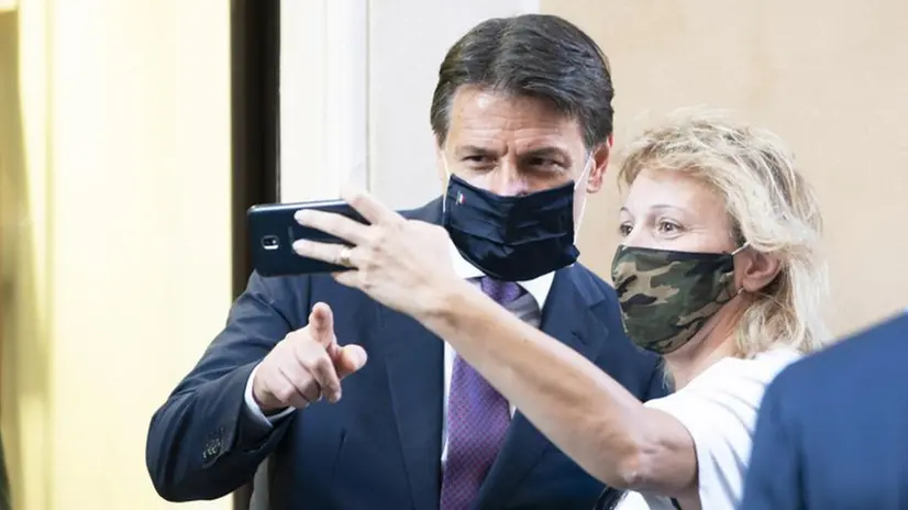 Giuseppe Conte posa per un selfie - Foto © www.giornaledibrescia.it