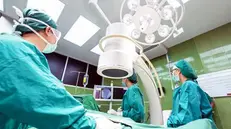 Medici chirurghi in sala operatoria