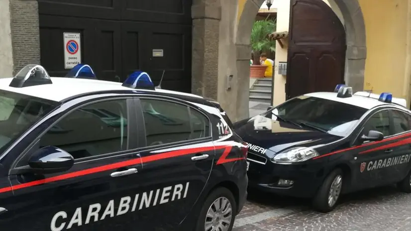 I carabinieri all’ingresso dell’abitazione della bimba - Foto © www.giornaledibrescia.it