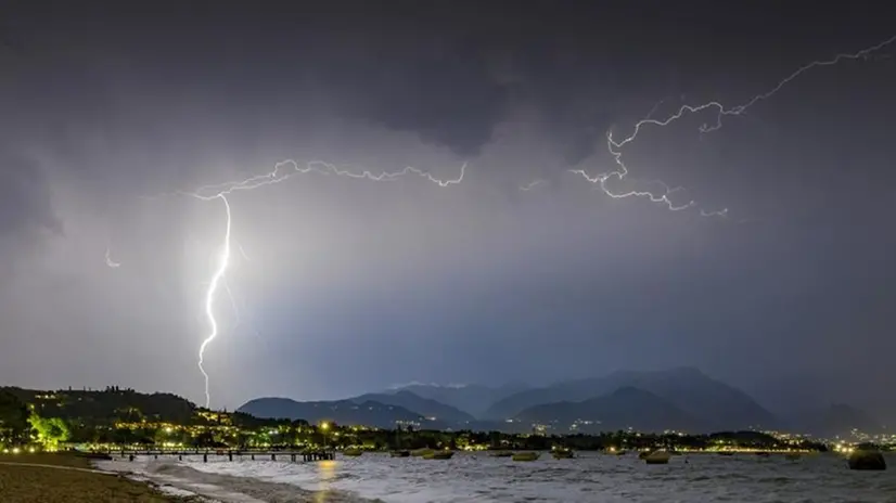 Un fulmine squarcia il cielo sopra Manerba del Garda - Foto Stefano Maffei © zoom.giornaledibrescia.it